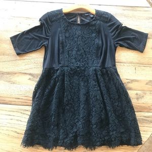 Short sleeve lace maternity top